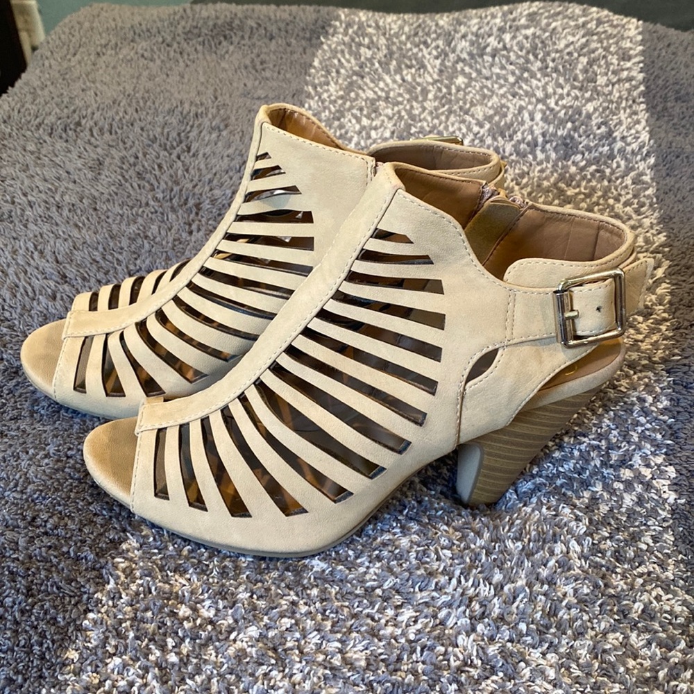 Suede taupe heels - Picture 1 of 6